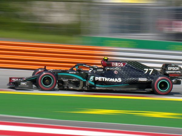 Bottas sorprende a Hamilton y toma la pole