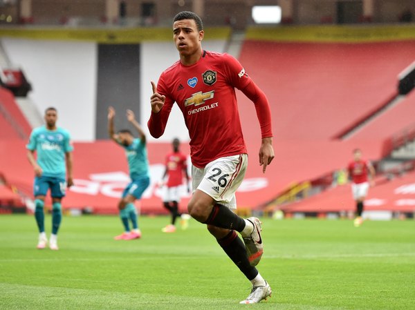 Manchester United golea y sueña con la Champions League