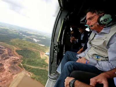 Jair Bolsonaro sobrevuela zonas afectadas por fuerte temporal en Brasil