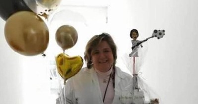 Médica referente en la lucha contra el COVID-19 celebra cumpleaños trabajando