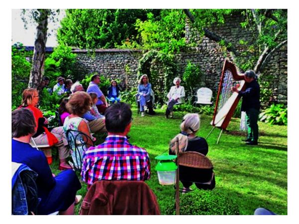 Ante cierre de teatros arpista  actúa en los jardines de las casas