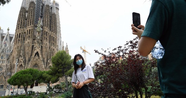 España reabre fronteras, pero reconfina a 200.000 personas