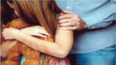 Cacique vendió a una chica de 15 a un profe y fue abusada
