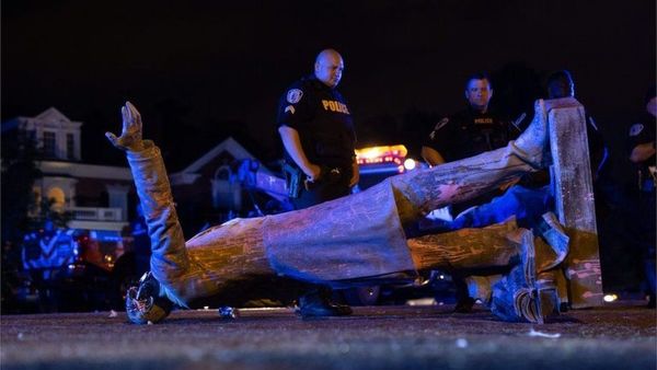 Banderas de EEUU quemadas y derribo de estatua de Colón en noche de protestas » Ñanduti