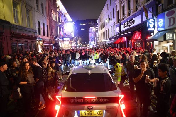 Noche de fiesta “fuera de control” en Inglaterra en la reapertura de pubs - Mundo - ABC Color