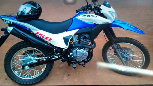 Roban motocicleta del garaje de una vivienda