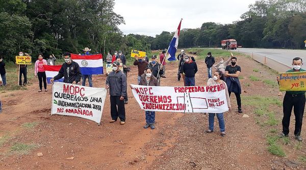 Pobladores de Caaguazú exigen el pago de la indemnización al MOPC por expropiación en obra de la Ruta 2 » Ñanduti