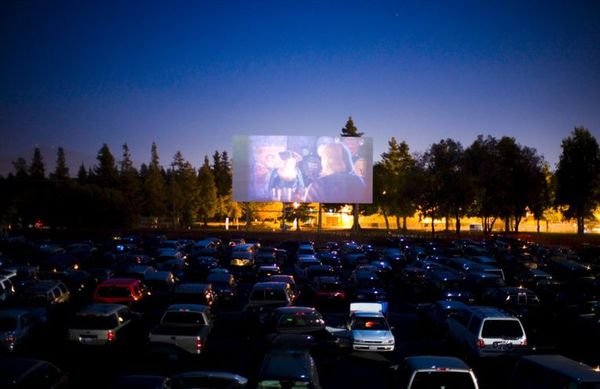 El autocine también llega a Presidente Franco y recaudación irá a ollas populares