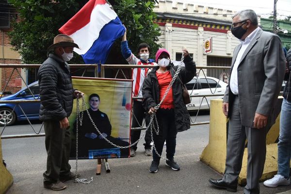 Padres de Edelio se van a reunir con Fiscala General luego de intentar encadenarse - Nacionales - ABC Color
