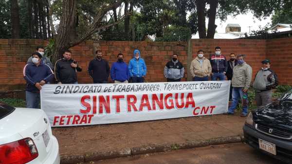 CHÓFERES DE TRANSPORTE PÚBLICO RECLAMAN PAGOS ATRASADOS 
