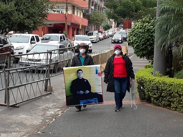 Padres de Edelio se encadenarán y aseguran que recibieron amenaza de muerte de agentes de la FTC - ADN Paraguayo