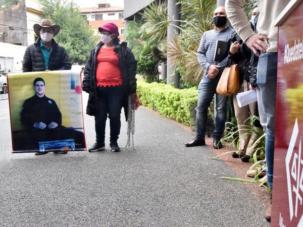 Tras encadenarse, padres de Edelio de reunieron con Sandra Quiñónez