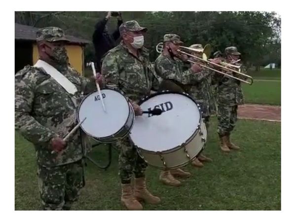 Banda militar tocó "Felicidades" a abuela que cumplió 78 en albergue