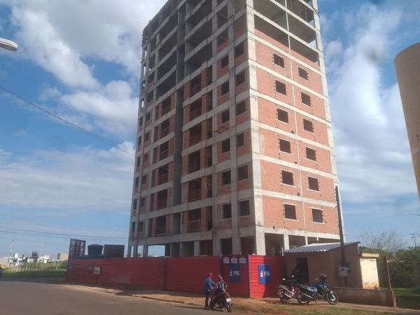 Por suspensión de obras en edificio, trabajadores quedan sin fuente de trabajo en plena crisis