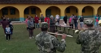 (VIDEO) Milicos le festejan su cumple a una abu que está en cuarentena | Crónica