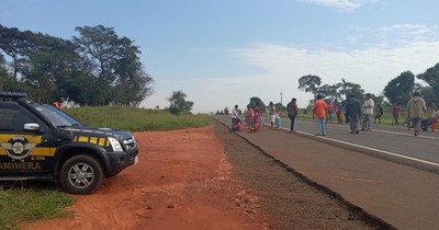 Indígenas reclaman subsidio al Gobierno cerrando la ruta PY03