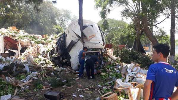 Caminera propicia accidente de bananero - Campo 9 Noticias