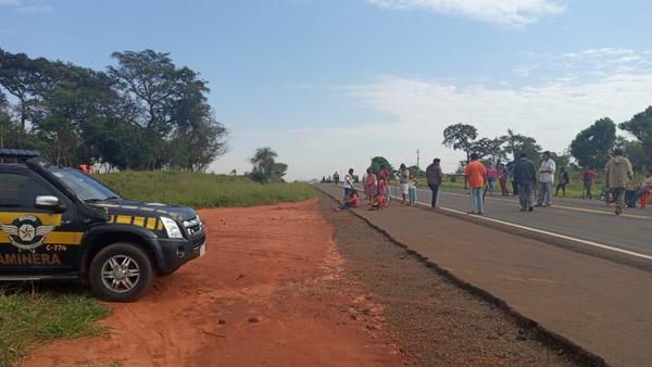 Indígenas cierran ruta y piden asistencia al Gobierno ante la crisis - ADN Paraguayo