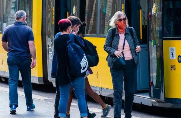 La campaña en Berlín para que las personas ocupen mascarillas en el transporte público - SNT