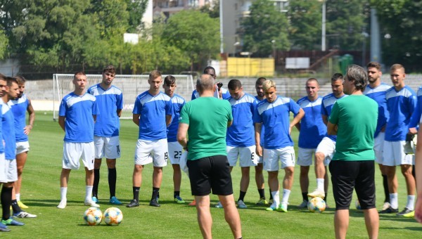 Cerca de 20 casos positivos de Covid sacuden al fútbol búlgaro