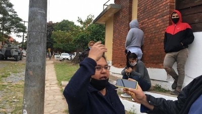 HOY / Reclusos de Tacumbú y familiares se manifiestan exigiendo nuevamente la habilitación de visitas