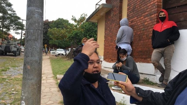 HOY / Reclusos de Tacumbú y familiares se manifiestan exigiendo nuevamente la habilitación de visitas