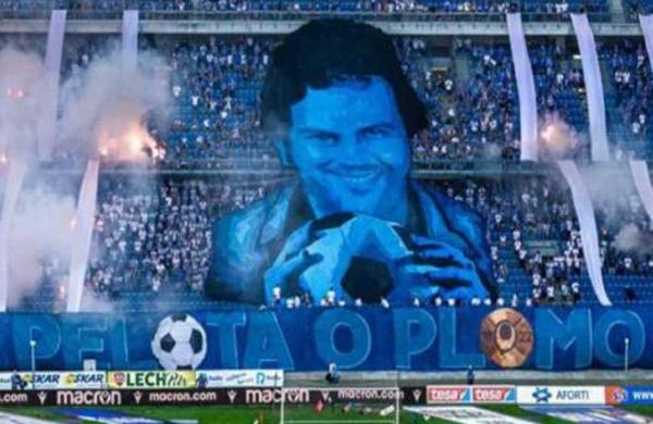 'Pelota o plomo': la amenaza de los hinchas de un equipo polaco con la cara de Pablo Escobar - C9N