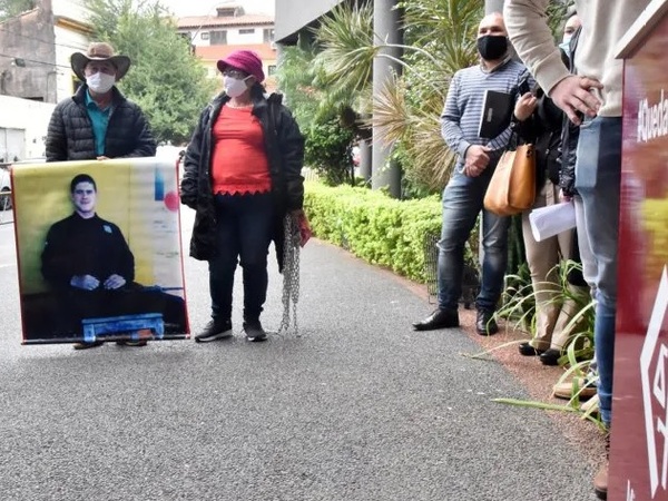 Tras encadenarse, padres de Edelio se reunieron con Sandra Quiñónez