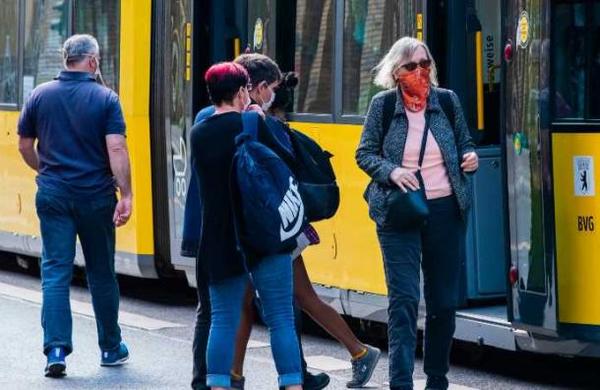 La campaña en Berlín para que las personas ocupen mascarillas en el transporte público - C9N