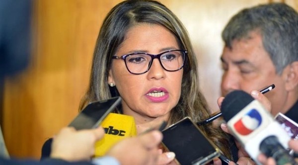 Ministra conversó con reclusos de Tacumbú y se controló la situación