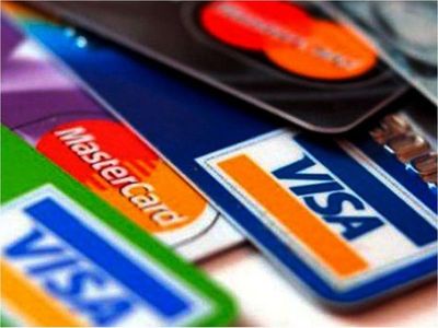 Los pagos con tarjetas mantienen caída del 27%
