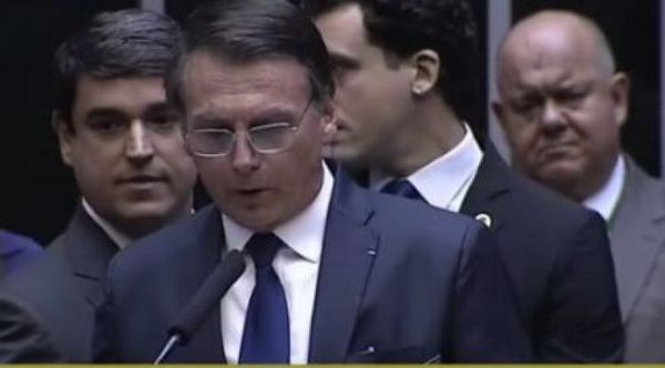 Bolsonaro sufre síntomas de coronavirus y espera resultados
