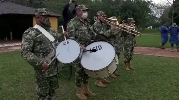 Banda militar tocó "Felicidades" a abuela que cumplió 78 en albergue - PARAGUAYPE.COM