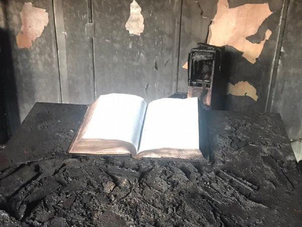 Incendio en una iglesia deja un muerto, pero se salva una biblia