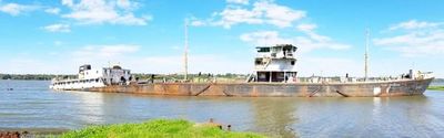 BARCO VARADO EN PUERTO CON TONELADAS DE ACEITE VEGETAL EN DESCOMPOSICIÓN