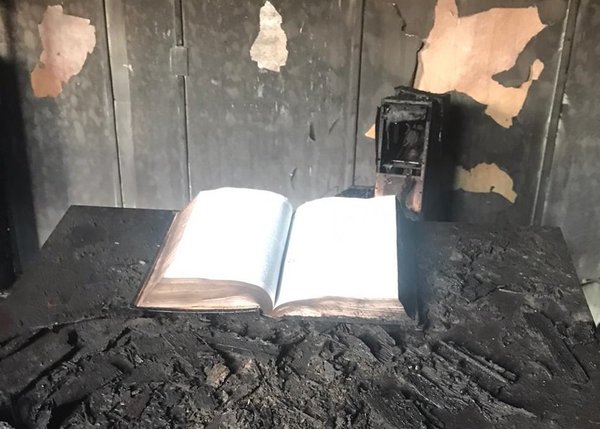 Rescatan Biblia intacta tras voraz incendio en iglesia | Noticias Paraguay