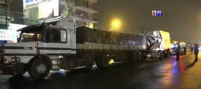 Conductor se salva de milagro tras chocar contra un camión | Noticias Paraguay