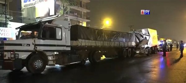 Conductor se salva de milagro tras chocar contra un camión | Noticias Paraguay