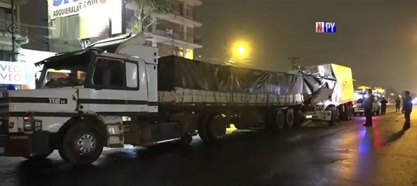 Conductor se salva de milagro tras chocar contra un camión | Noticias Paraguay