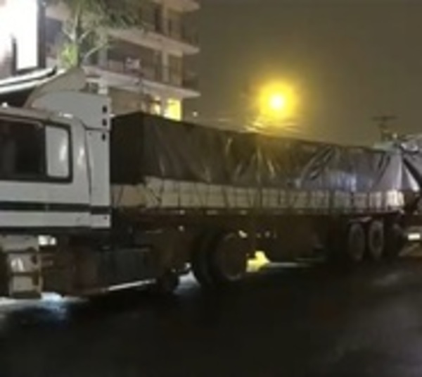Conductor se salva de milagro tras chocar contra un camión - Paraguay.com