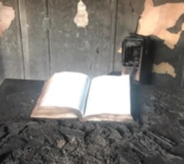 Incendio consume iglesia, a excepción de Biblia - Paraguay.com