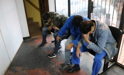 HOY / Detenidos por asalto a local de venta de pollos están declarando en la Fiscalía