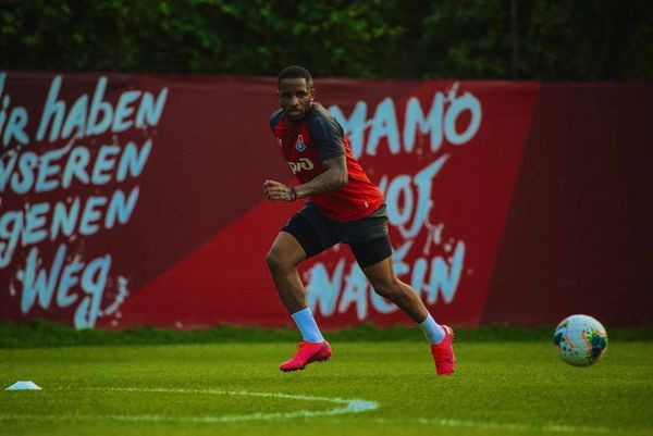 Tras superar el covid-19, Farfán ya se entrena - Fútbol - ABC Color