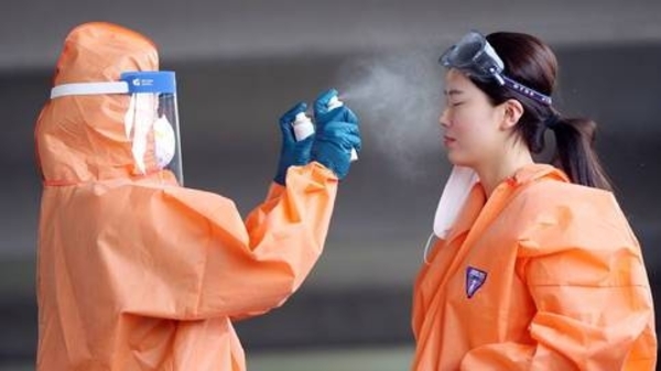 HOY / OMS reconoce que surgen pruebas de covid en el aire y alerta que pandemia se acelera