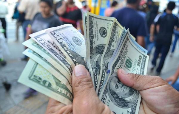 El dólar continúa al alza debido a que bajaron las compras e importaciones