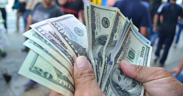 El dólar continúa al alza debido a que bajaron las compras e importaciones