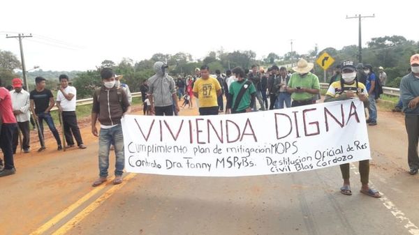 Indígenas de Canindeyú cierran ruta para exigir construcción de viviendas - Nacionales - ABC Color