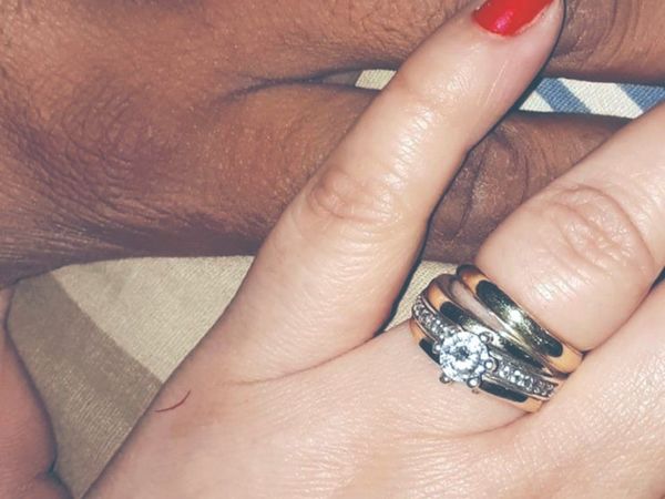 Trueque: ofreció anillos y le darán de todo para la boda