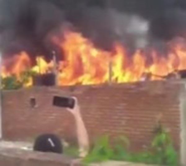 Bañado Sur: Cinco casas terminan incendiadas  - Paraguay.com
