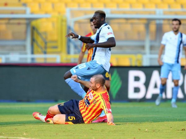 Lazio cae en Lecce y se aleja del título